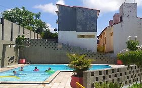 Flats no FORTE 200m praia ar piscinas até 8 pessoas portaria 24H